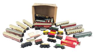 MODEL RAILWAY - COLLECTION OF OO GAUGE ROLLING STOCK & COACHES