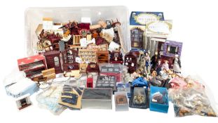 DOLLS HOUSE - LARGE COLLECTION OF DOLLS HOUSE FURNITURE