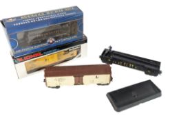 MODEL RAILWAY - LIONEL O GAUGE ROLLING STOCK & COACHES