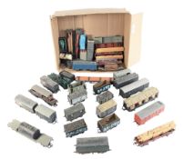 MODEL RAILWAY - x40 OO GAUGE LIMA, DAPOL & OTHER ROLLING STOCK