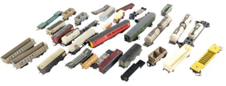 MODEL RAILWAY - COLLECTION OF OO GAUGE ROLLING STOCK & COACHES