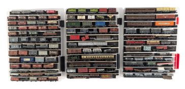 MODEL RAILWAY - N GAUGE TRAIN SET LOCOMOTIVES & ROLLING STOCK
