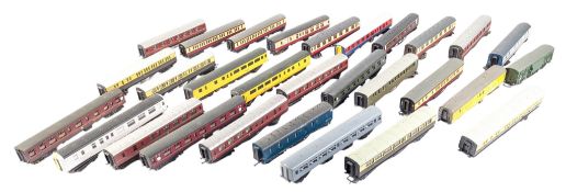 MODEL RAILWAY - x30 OO GAUGE HORNBY & OTHER CARRIAGES