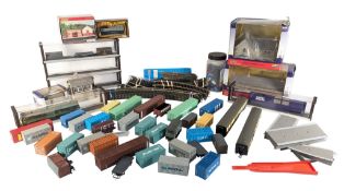 MODEL RAILWAY - COLLECTION OF OO GAUGE TRACKSIDE ITEMS & ROLLING STOCK