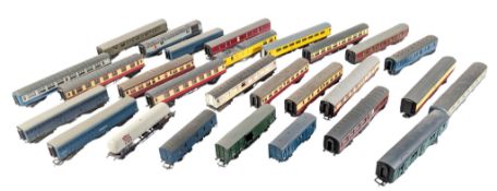 MODEL RAILWAY - x30 OO GAUGE AIRFIX, HORNBY & OTHER CARRIAGES