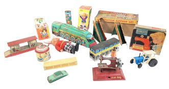 COLLECTION OF VINTAGE TINPLATE & CLOCKWORK TOYS
