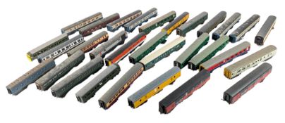 MODEL RAILWAY - x30 OO GAUGE HORNBY, LIMA & OTHER CARRIAGES