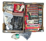 MODEL RAILWAY - COLLECTION OF OO GAUGE ROLLING STOCK & ACCESSORIES