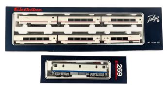 MODEL RAILWAY - ELECTROTREN OO GAUGE LOCOMOTIVE AND COACHES