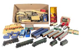 MODEL RAILWAY - COLLECTION OF HORNBY DUBLO