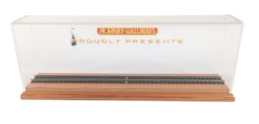 MODEL RAILWAY - HORNBY OO GAUGE DISPLAY CASE