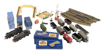 MODEL RAILWAY - HORNBY DUBLO OO GAUGE LOCOMOTIVES & ACCESSORIES
