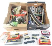 MODEL RAILWAY - COLLECTION OF OO GAUGE ACCESSORIES AND WAGONS