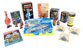 COLLECTION OF ASSORTED RETRO TOYS GAMES & FIGURES
