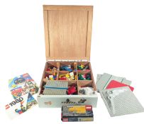 LEGO - COLLECTION OF VINTAGE LEGO BRICKS, BASEPLATES AND OTHER