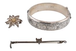 A 1960S HALLMARKED SILVER BANGLE T/W TWO BROOCHES