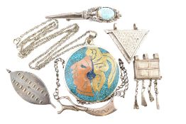 SELECTION OF SILVER & WHITE METAL JEWELLERY