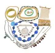 ASSORTMENT OF VINTAGE & MODERN COSTUME JEWELLERY