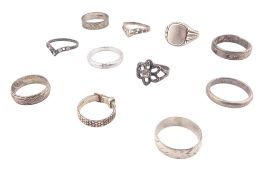 GROUP OF SILVER & WHITE METAL RINGS