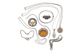 A COLLECTION OF SILVER & WHITE METAL JEWELLERY