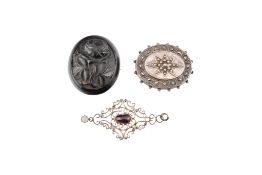 ASSORTMENT OF LATE 19TH EARLY 20TH CENTURY JEWELLERY