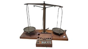 VICTORIAN 19TH CENTURY MAHOGANY & BRASS WEIGHING SCALES & WEIGHTS