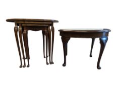 20TH CENTURY QUEEN ANNE STYLE WALNUT NEST OF TABLES & COFFEE TABLE