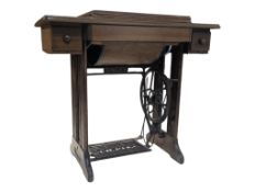 1930S ART DECO OAK SINGER SEWING MACHINE TREADLE TABLE