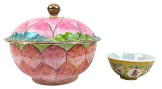 QING DYNASTY / REPUBLIC ERA LOTUS LIDDED BOWL & AN ENAMEL BOWL 荷花盖盌和黄地珐琅彩盌