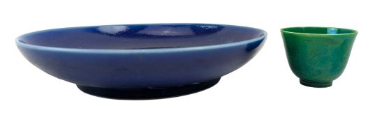 CHINESE BLUE GLAZED MONOCHROME CHARGER PLATE & A GREEN GLAZED TEACUP 霁蓝釉盘和绿釉茶杯