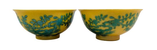 PAIR OF CHINESE YELLOW GROUND GREEN ENAMEL BOWLS 黄底素三彩寿桃纹盌一对