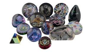 LARGE COLLECTION OF LATE 20TH CENTURY VINTAGE GLASS PAPERWEIGHTS