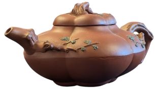 CHINESE EARLY 20TH CENTURY TERRACOTTA YIXING ZISHA TEAPOT
