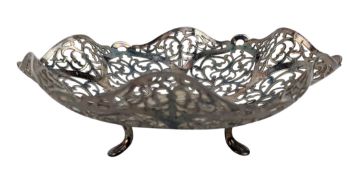 20TH CENTURY ELIZABETH II HALLMARKED SILVER FOOTED BON BON DISH