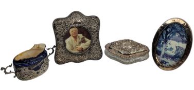 EDWARD VII HALLMARKED SILVER & GLASS LIDDED JEWELLERY BOX & TWO PHOTO FRAMES