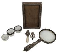 VICTORIAN HALLMARKED SILVER MAGNIFYING GLASS & A SILVER PHOTO FRAME