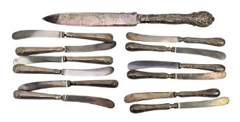 EDWARD VII HALLMARKED HANDLED CAKE KNIFE & TWO CASED SILVER HANDLED BUTTER KNIFE SETS