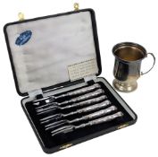 ELIZABETH II HALLMARKED SILVER MUG & CASED SILVER HANDLED CAKE FORKS