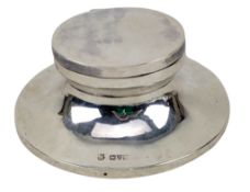 20TH CENTURY GEORGE V HALLMARKED SILVER DESKTOP CAPSTAN INKWELL