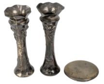 PAIR OF EDWARD VII ART NOUVEAU HALLMARKED SILVER VASES & A SILVER COMPACT