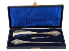 CASED EDWARD VII HALLMARKED SILVER HANDED BUTTON HOLE & BUTTON HOOK DRESSING SET