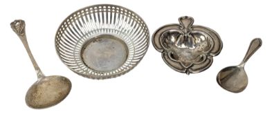 EDWARD VII HALLMARKED SILVER BON BON DISH BY MAPPIN & WEBB & SILVER TEA STRAINER