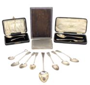 COLLECTION OF HALLMARKED SILVER ITEMS INCLUDING A GEORGE III SILVER TABLE SPOON