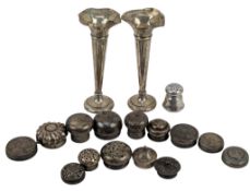 PAIR OF EDWARD VII HALLMARKED SILVER BUD STEM VASES & ASSORTED SILVER BOTTLE CAPS / TOPS