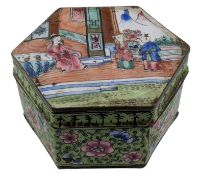 EARLY 19TH CENTURY CHINESE QING DYNASTY CANTON ENAMEL PAINTED TRINKET BOX