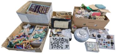 LARGE QUANTITY OF VINTAGE SEWING ITEMS INCLUDING THREAD, BUTTONS, BUTTON HOLER ETC
