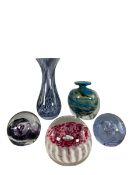 MIXED SELECTION OF 20TH CENTURY STUDIO ART GLASS