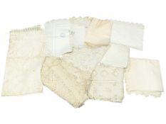 COLLECTION OF EARLY 20TH CENTURY LACE & EMBROIDERY