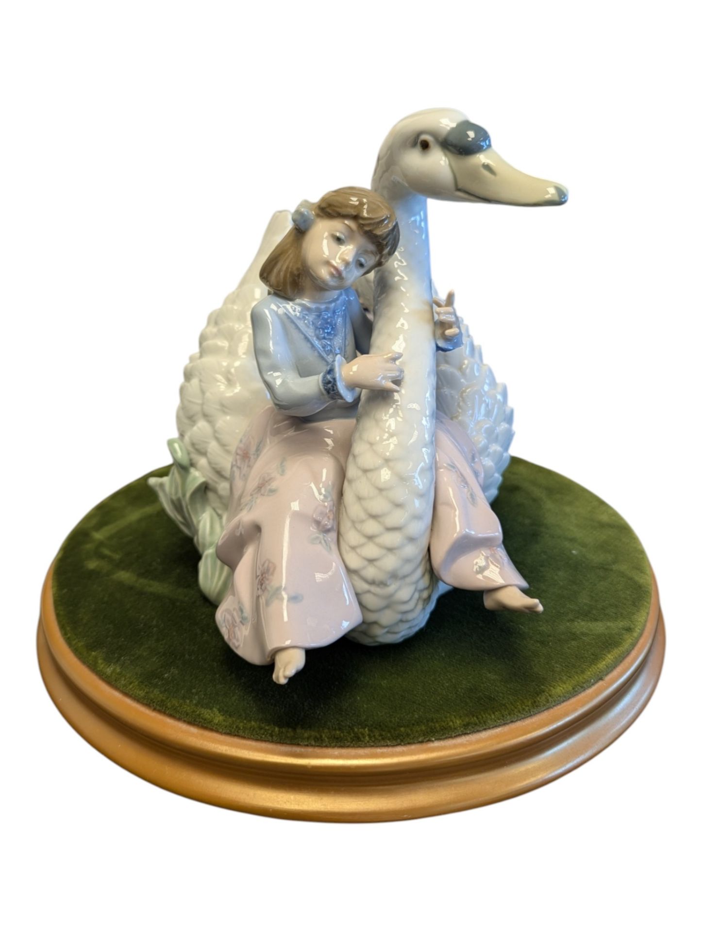 1990S LLADRO SWAN SONG PORCELAIN FIGURE MODEL 5704