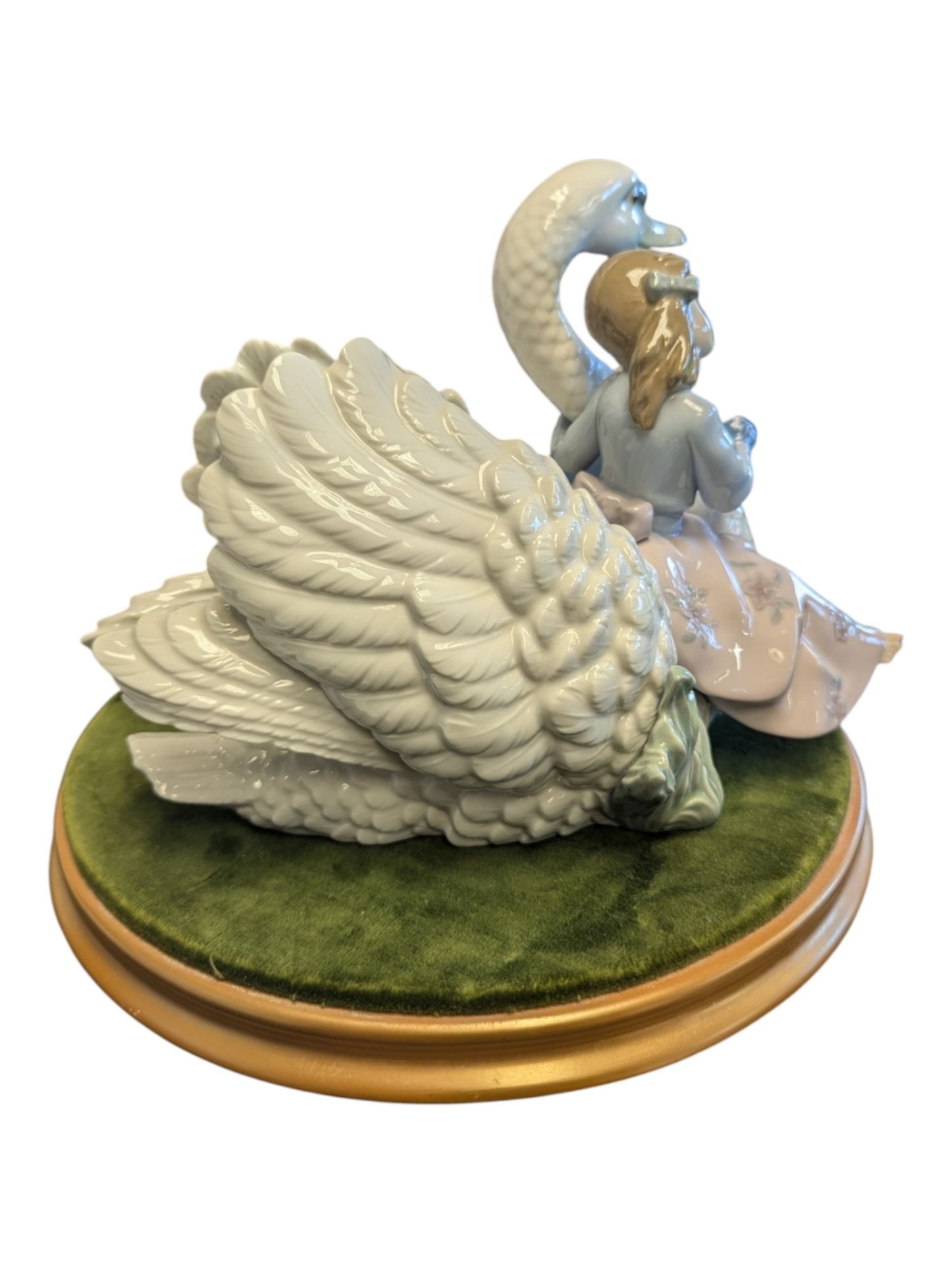 1990S LLADRO SWAN SONG PORCELAIN FIGURE MODEL 5704 - Image 3 of 4